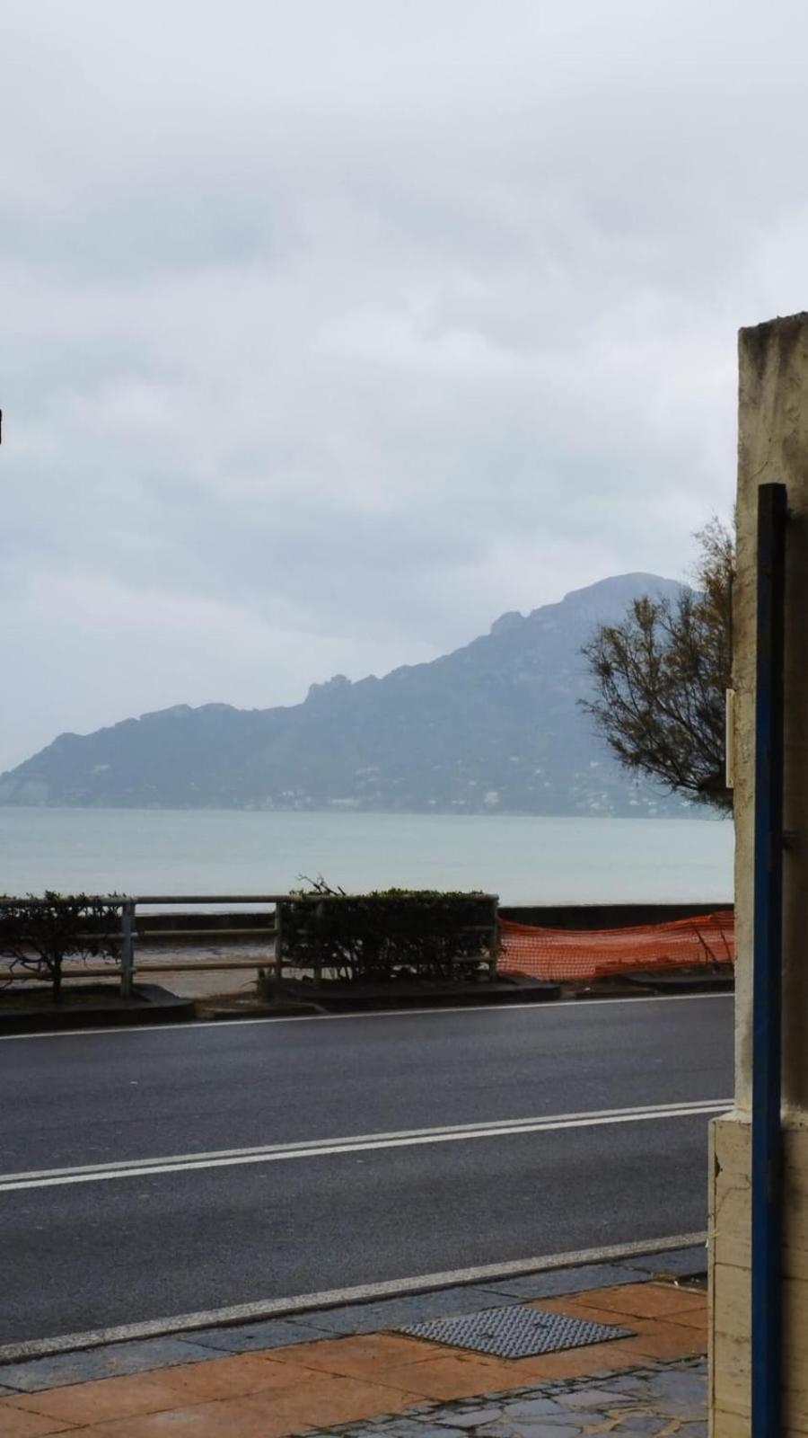 B&B Due Stanzulelle Salerno Bagian luar foto